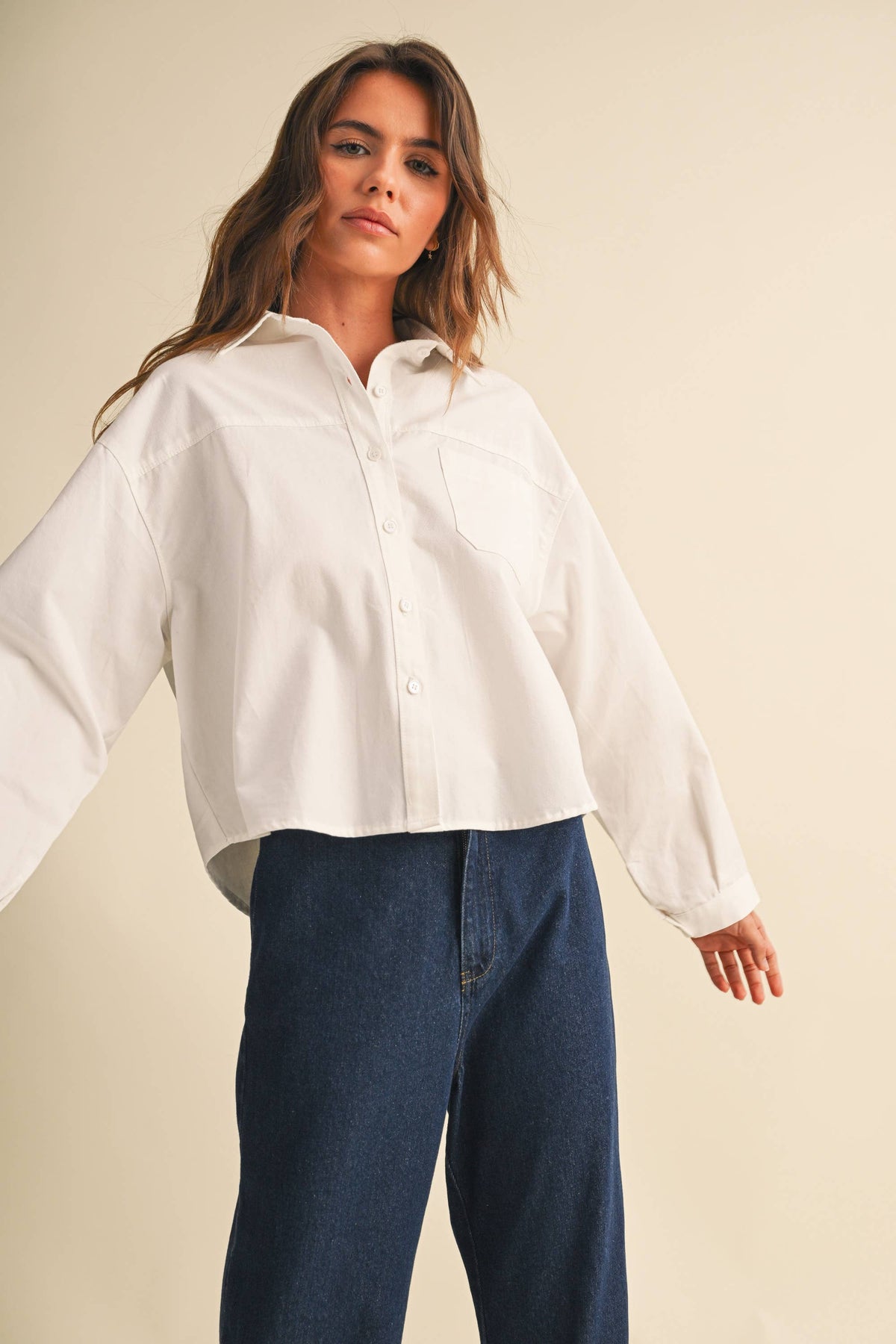 CROPPED RELAXED FITTON BUTTON DOWN SHIRT