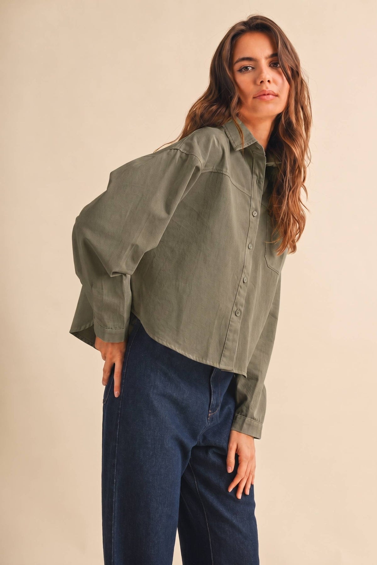 CROPPED RELAXED FITTON BUTTON DOWN SHIRT