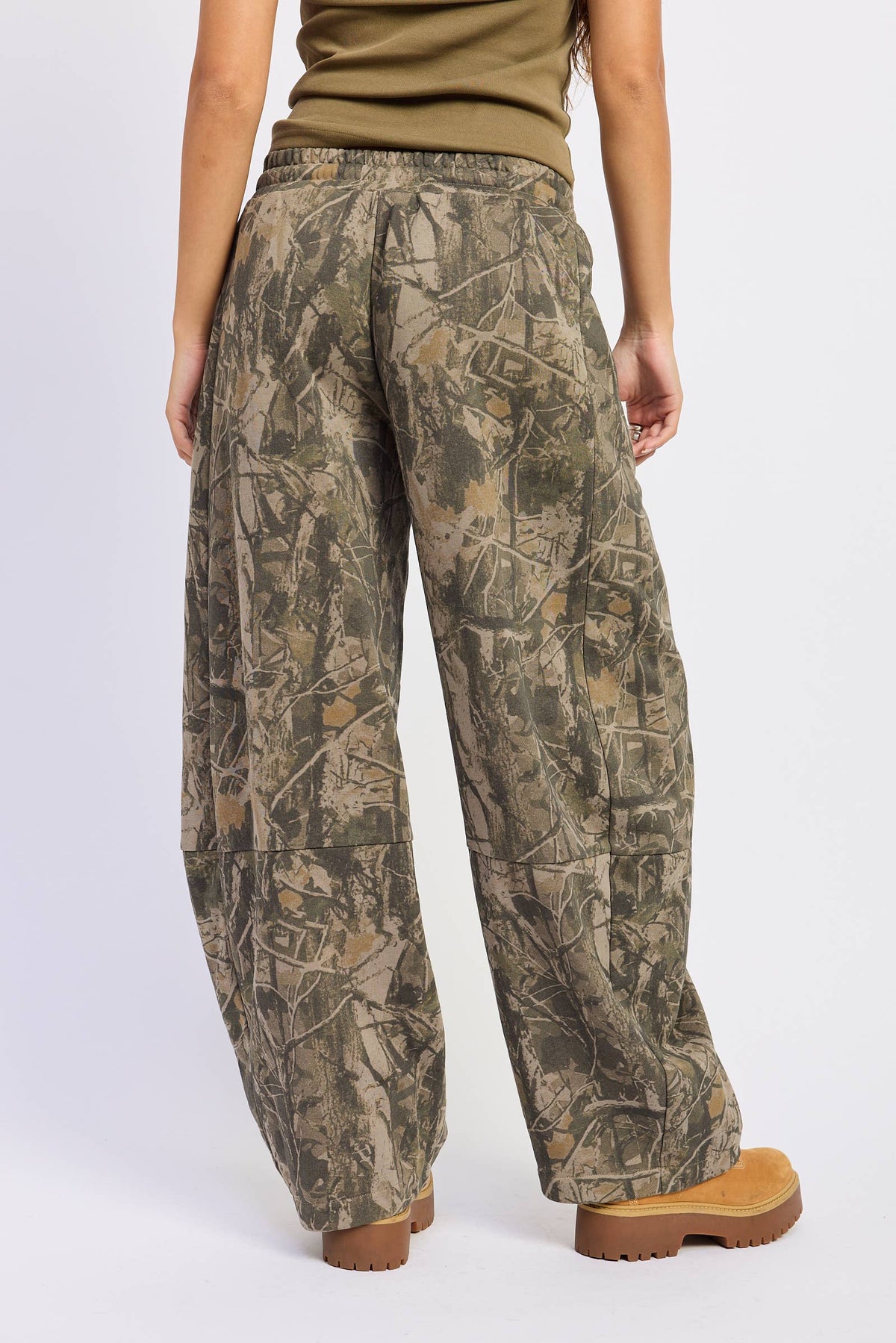 LOW RISE CAMO PRINT BARREL PANTS