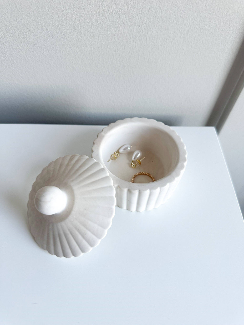 Fluted Pinch Bowl with Lid