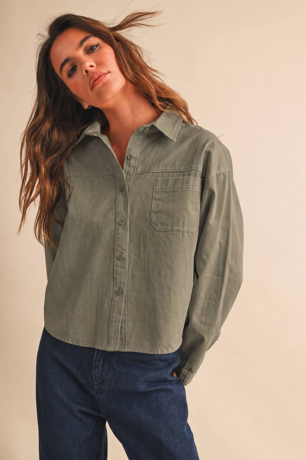 CROPPED RELAXED FITTON BUTTON DOWN SHIRT